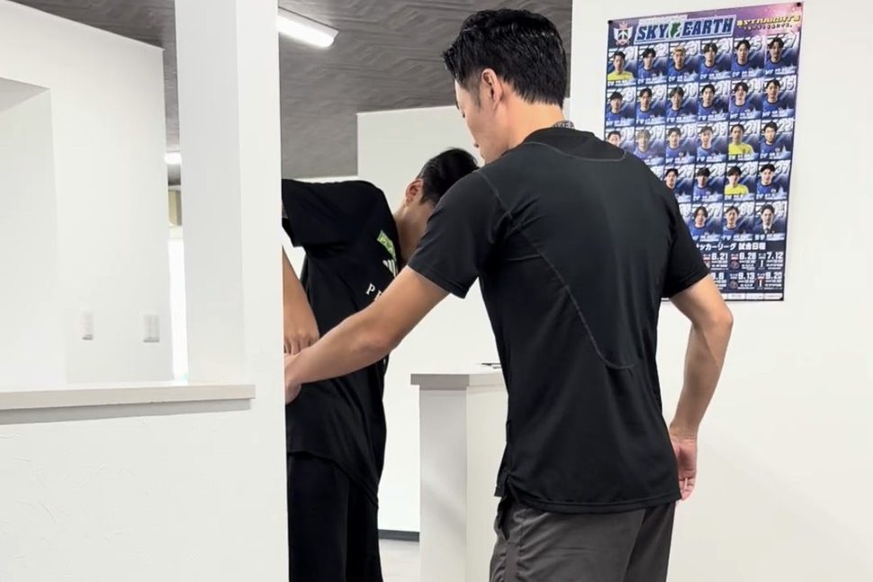 帯広のATHBASE整体院でジュニア選手の立位姿勢と身体の動きを確認する理学療法士